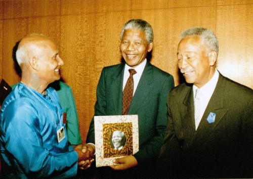 Nelson-Mandela-and-Guru-meet-at-UN-June-1990