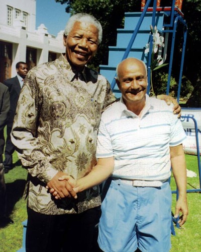 President-Mandela-with-Sri-Chinmoy-lifting-at-the-Presidential-Mansion-in-Pretoria