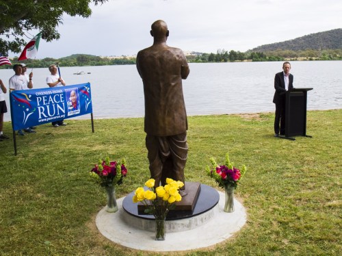 canberra-statue-peace-run